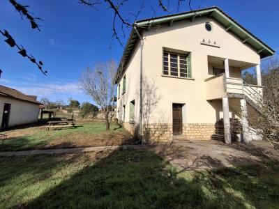 Detached House with Beautiful Renovated Interior