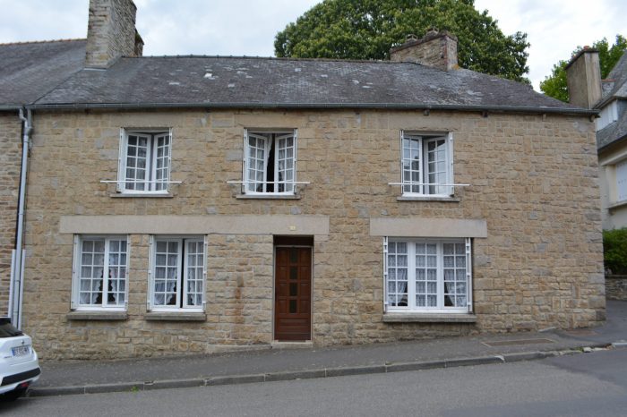 Main Photo of a 4 bedroom  House for sale