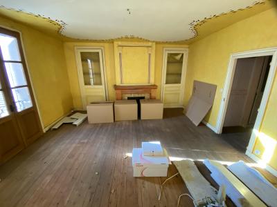 Property in Heart of Lovely Town with Courtyard