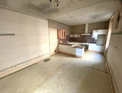 Property in Heart of Lovely Town with Courtyard