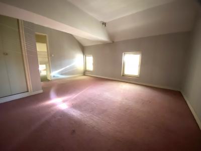 Property in Heart of Lovely Town with Courtyard