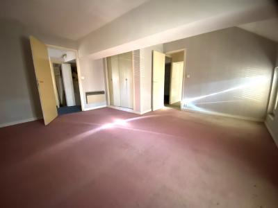 Property in Heart of Lovely Town with Courtyard