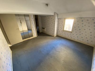 Property in Heart of Lovely Town with Courtyard