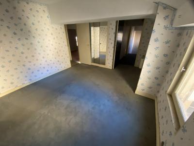 Property in Heart of Lovely Town with Courtyard