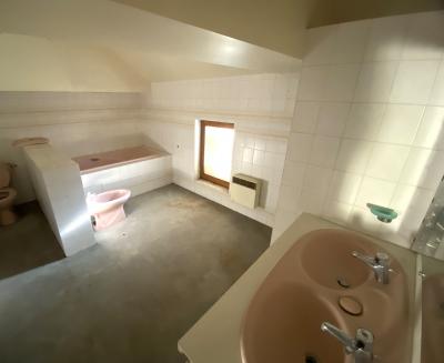 Property in Heart of Lovely Town with Courtyard