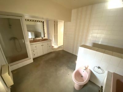 Property in Heart of Lovely Town with Courtyard