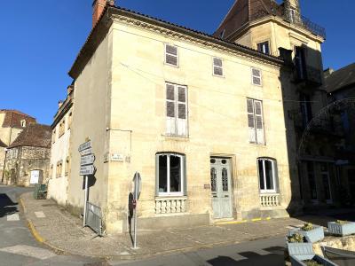 Property in Heart of Lovely Town with Courtyard