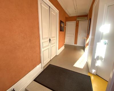 Property in Heart of Lovely Town with Courtyard