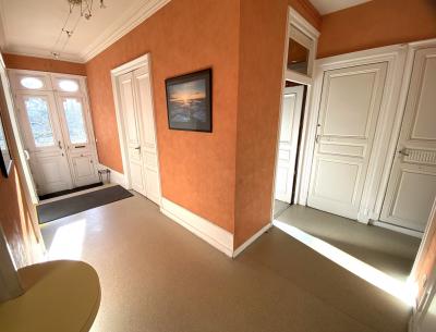 Property in Heart of Lovely Town with Courtyard