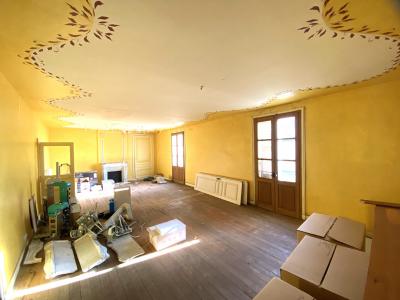 Property in Heart of Lovely Town with Courtyard