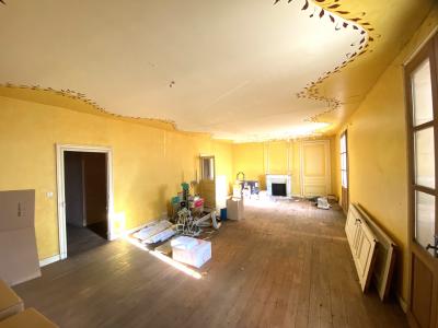 Property in Heart of Lovely Town with Courtyard