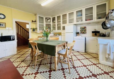 Detached Villa with Pool and Landscaped Garden