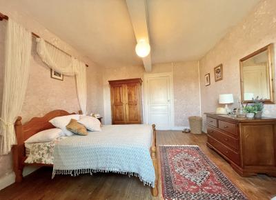 Detached Villa with Pool and Landscaped Garden