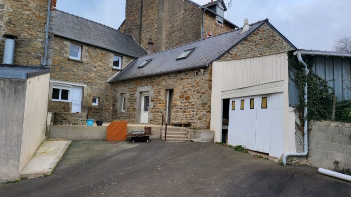 Main Photo of a 4 bedroom  House for sale