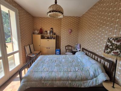 Traditional House with Garden and Outbuilding