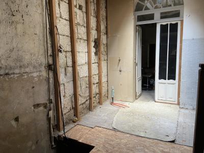 Building in Heart of Town with 3 Bedroom Apartment