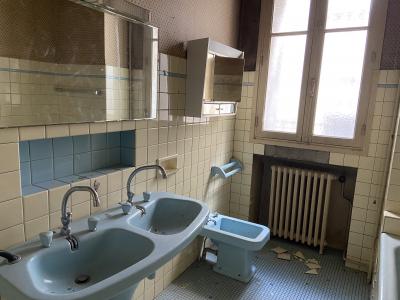 Building in Heart of Town with 3 Bedroom Apartment