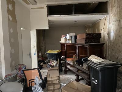 Building in Heart of Town with 3 Bedroom Apartment