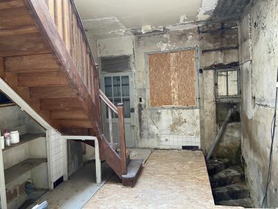 Building in Heart of Town with 3 Bedroom Apartment