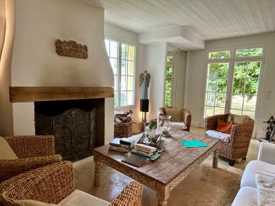 Beautifully Appointed Detached House with Garden