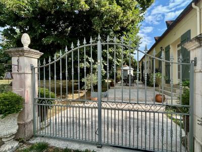 Beautifully Appointed Detached House with Garden