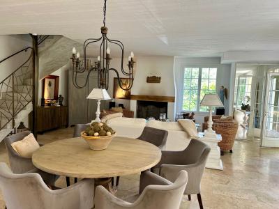 Beautifully Appointed Detached House with Garden