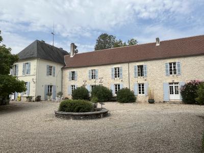 Bourgeoise Manor House in 5 Hectares with Pool and More