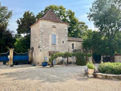 Bourgeoise Manor House in 5 Hectares with Pool and More