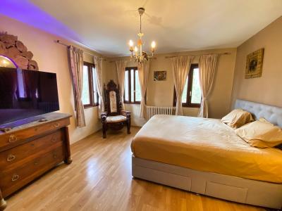 Detached Country House with Landscaped Garden