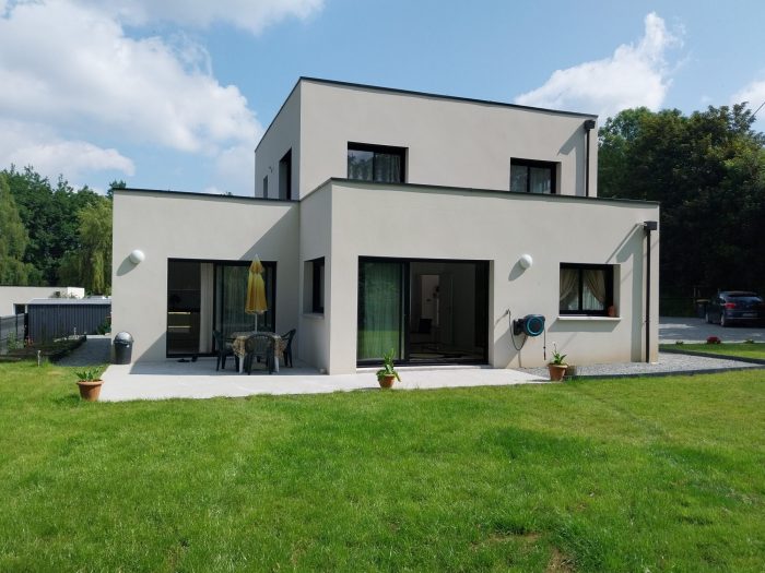 Main Photo of a 5 bedroom  House for sale