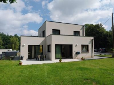 Contemporary Detached House with Garden