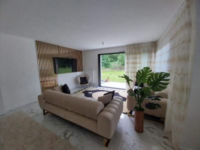 Contemporary Detached House with Garden
