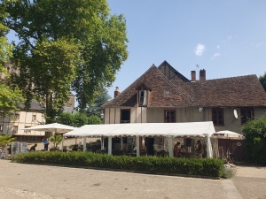 Property with Freehold Business in Lovely Location