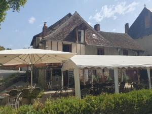 Property with Freehold Business in Lovely Location