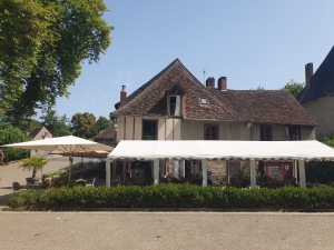 Property with Freehold Business in Lovely Location