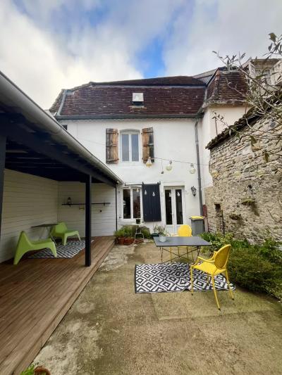 Stylish Town House With Spacious Courtyard