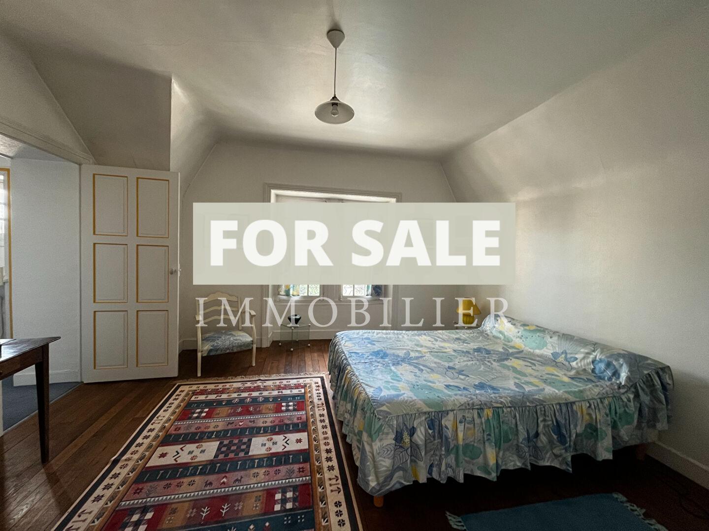 Main Photo of a 6 bedroom  House for sale