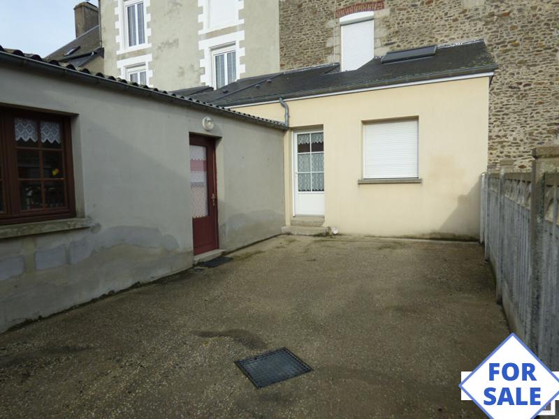 Main Photo of a 4 bedroom  Town House for sale