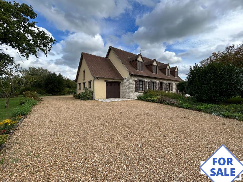 Main Photo of a 7 bedroom  Country House for sale