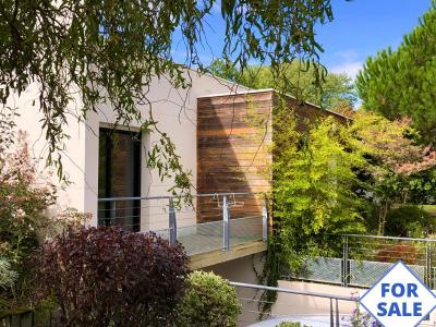 Contemporary Detached House with Landscaped Garden