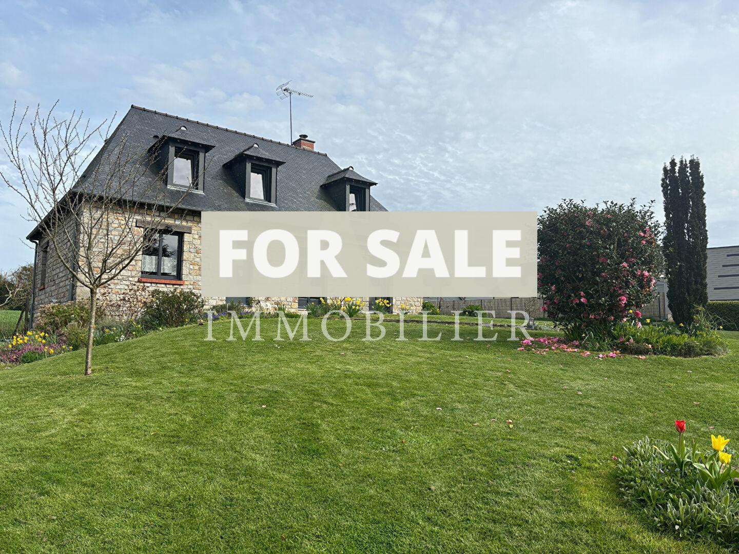 Main Photo of a 5 bedroom  Maison for sale