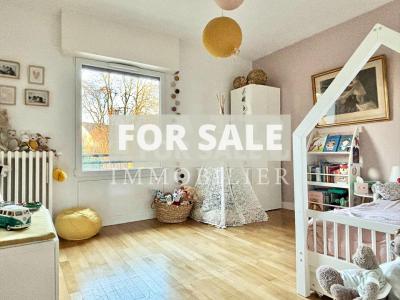 Contemporary Detached House with Pond