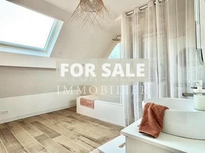 Contemporary Detached House with Pond