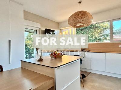 Contemporary Detached House with Pond