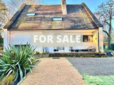 Contemporary Detached House with Pond