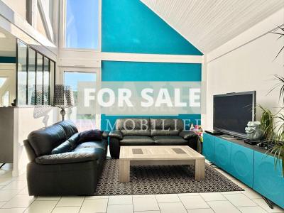 Contemporary Detached House with Pool