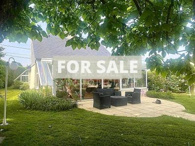 Contemporary Detached House with Pool