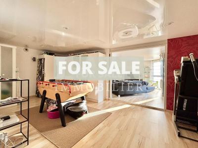 Contemporary Detached House with Pool