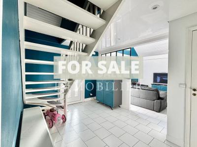 Contemporary Detached House with Pool