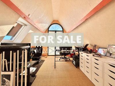 Contemporary Detached House with Pool